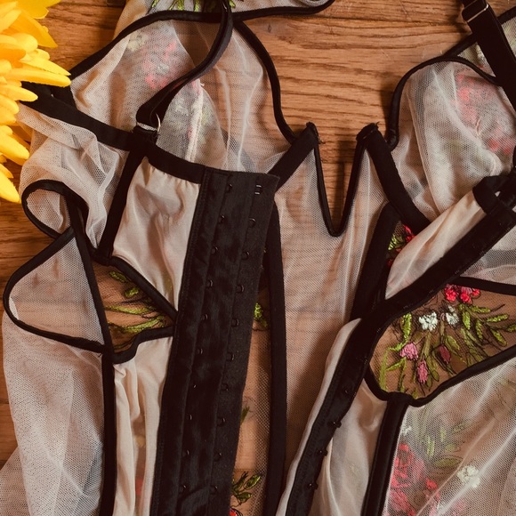 Rose Embroidered Victoria's Secret Garter Slip - Picture 7 of 8